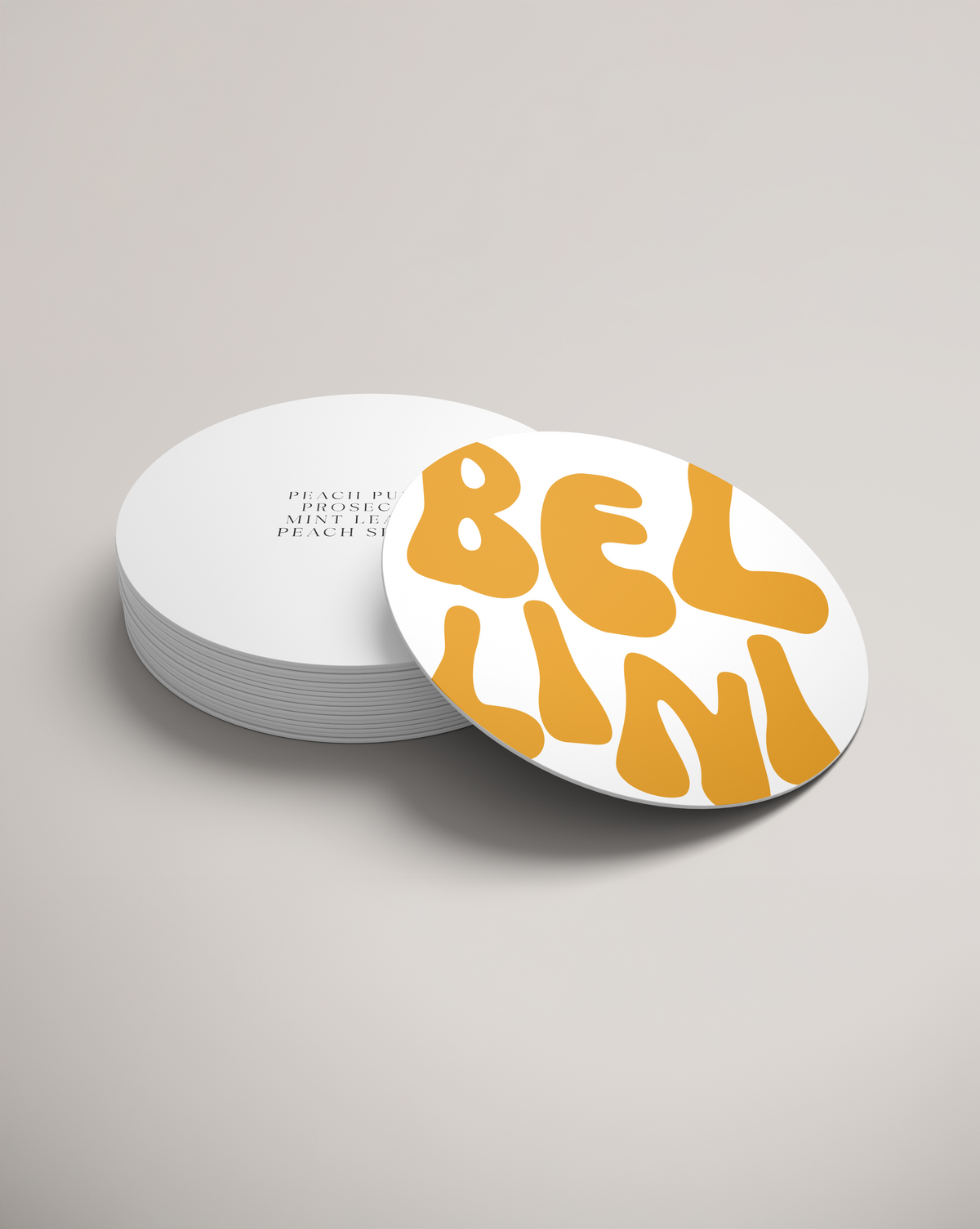 Bierdeckel mit Schriftzug „Bellini“ in orangefarbener Typografie, modernes Design für Cocktail-Liebhaber und stilvolle Bar-Accessoires