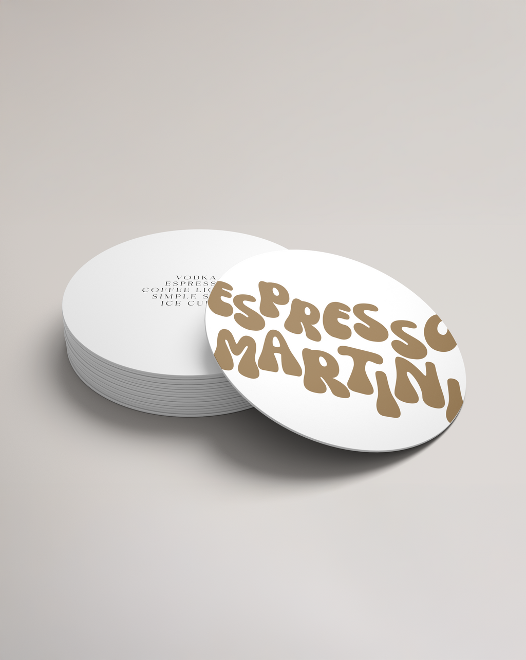Bierdeckel mit Schriftzug „Espresso Martini“ in brauner Typografie, modernes Design für Cocktail-Liebhaber und stilvolle Bar-Accessoires