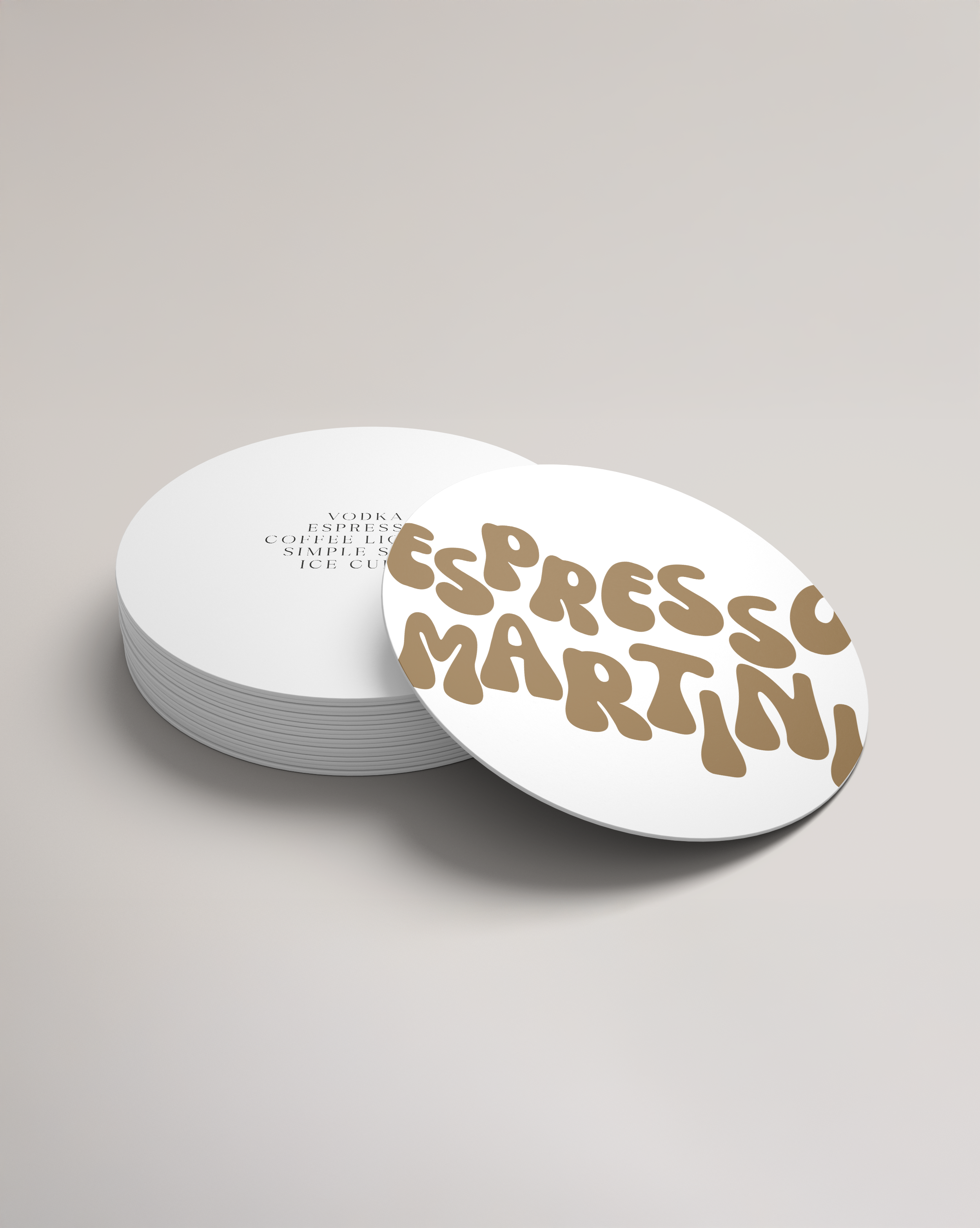 Bierdeckel mit Schriftzug „Espresso Martini“ in brauner Typografie, modernes Design für Cocktail-Liebhaber und stilvolle Bar-Accessoires
