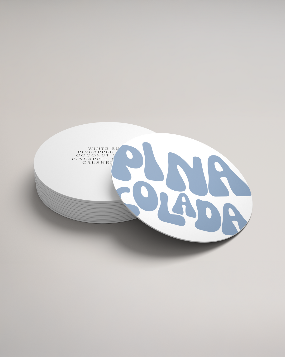 Bierdeckel mit Schriftzug „Piña Colada“ in hellblauer Typografie, modernes Design für Cocktail-Liebhaber und Bar-Accessoires