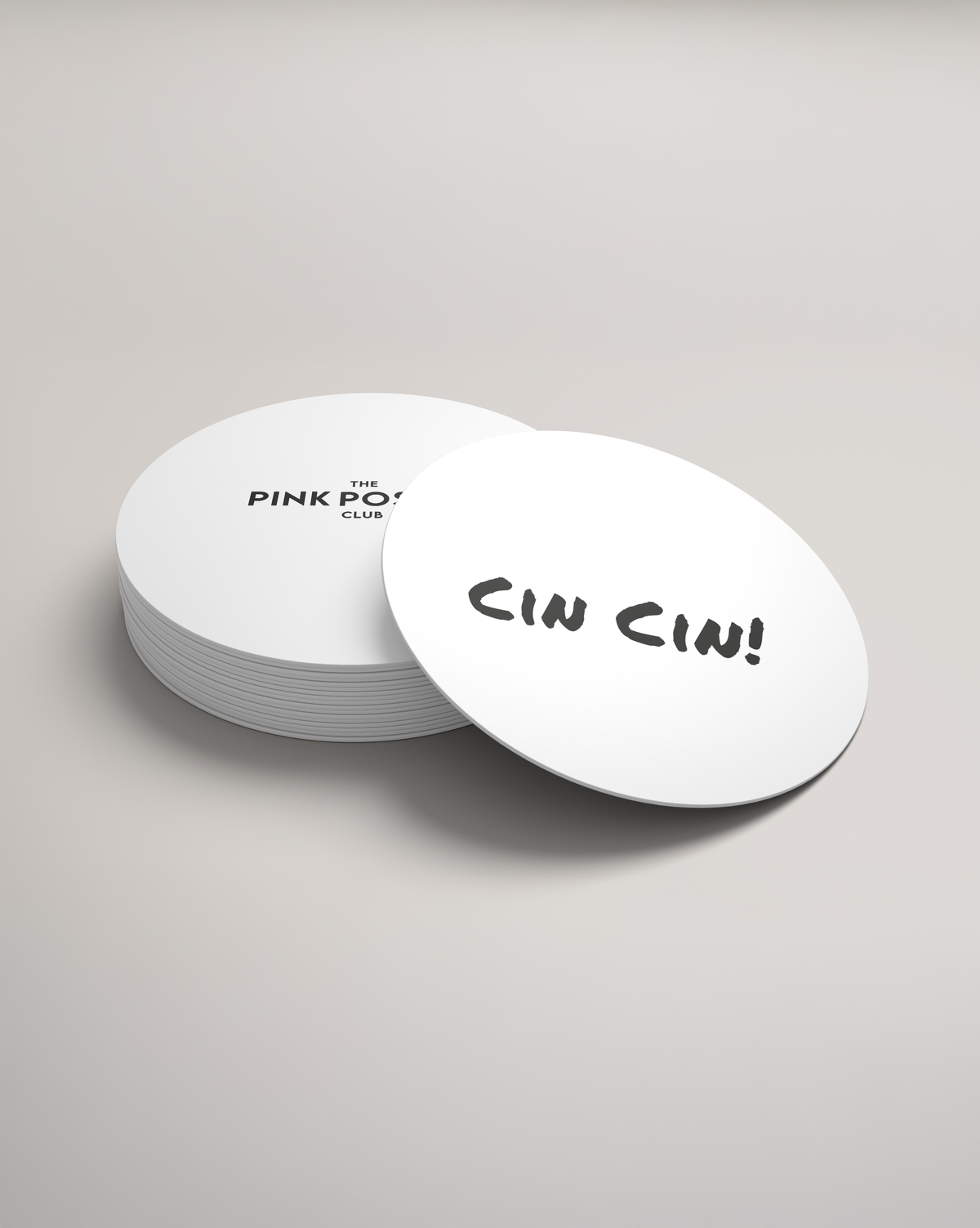 Bierdeckel mit Schriftzug „Cin Cin“ in handschriftlicher Typografie, modernes Design für Bar, Cocktails und gesellige Abende