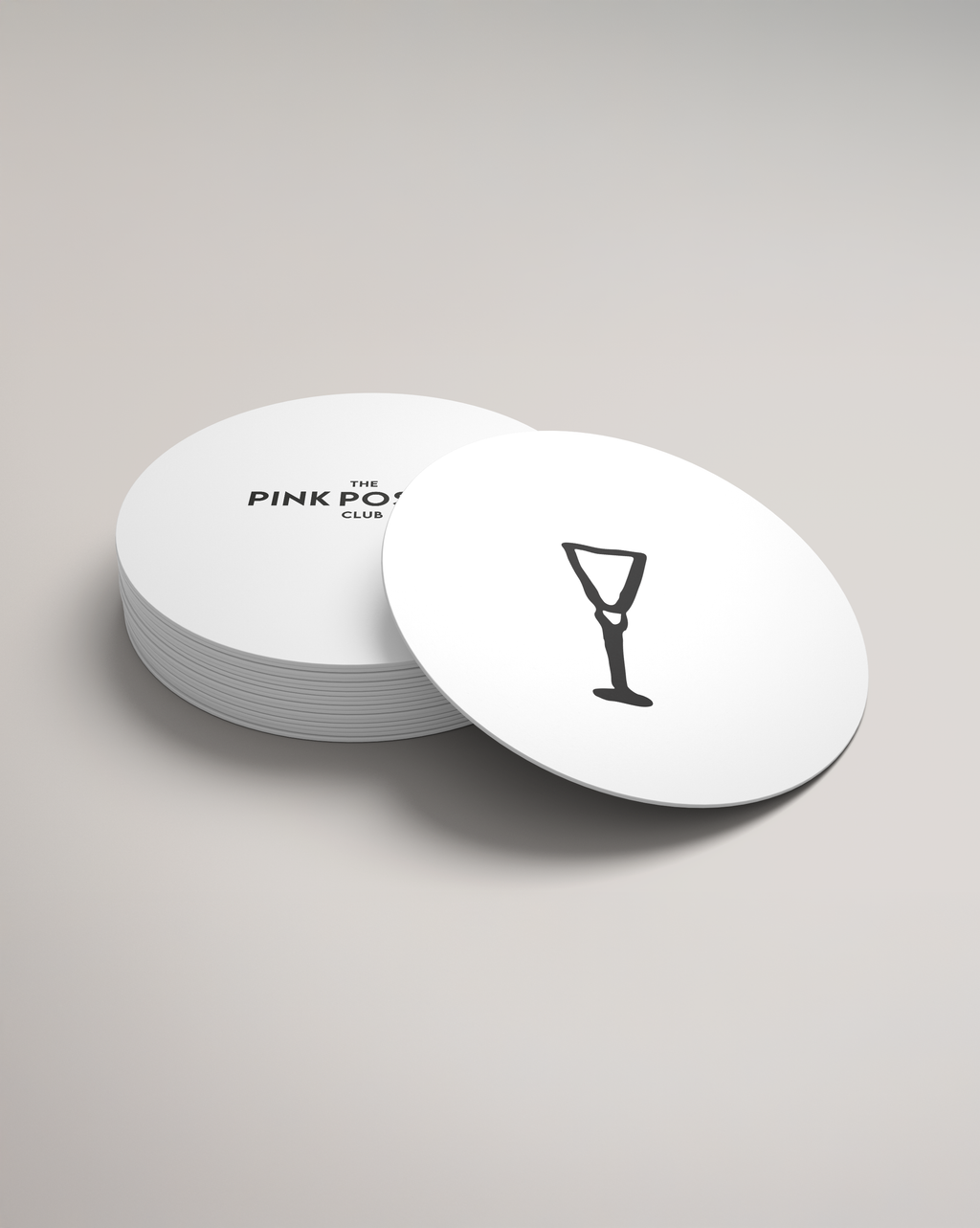 Bierdeckel mit minimalistischer Martiniglas-Illustration in Schwarz, modernes Bar-Design für Cocktails und Getränke