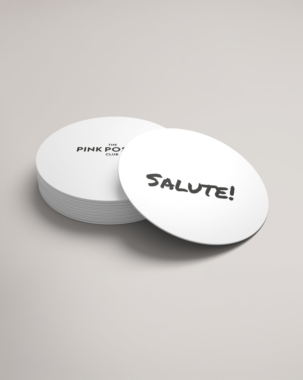 Bierdeckel mit Schriftzug „Salute“ in handschriftlicher Typografie, modernes Design für Bar, Cocktails und gesellige Abende