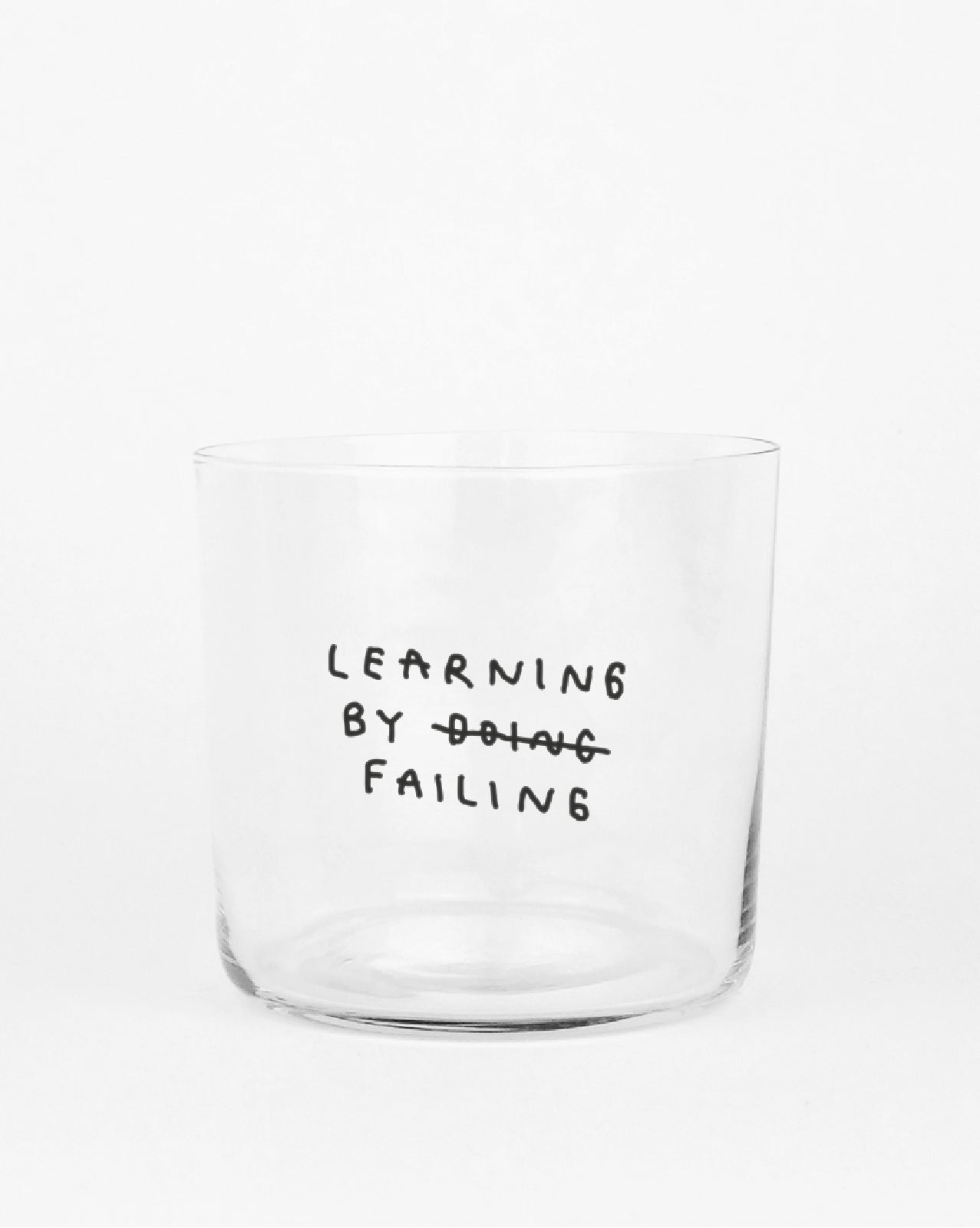 Trinkglas mit Schriftzug „Learning By Failing“ in schwarzer Typografie, modernes Designglas mit motivierendem Statement