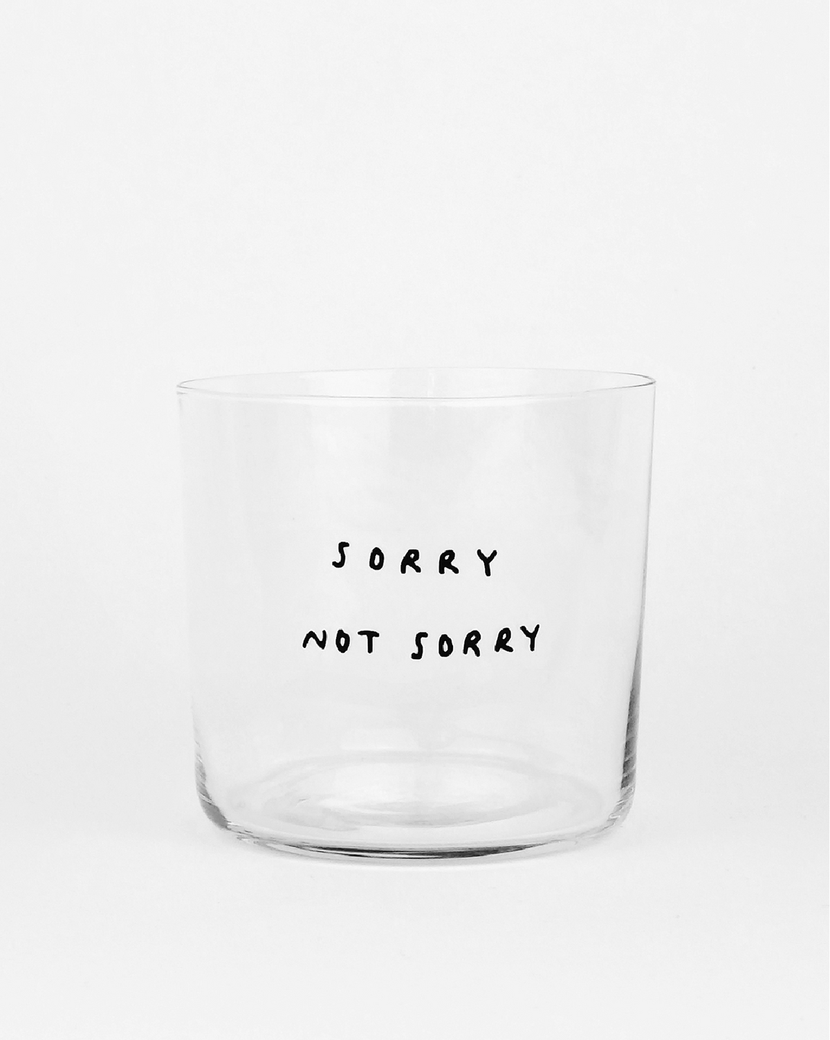 Trinkglas mit Spruch „Sorry Not Sorry“, minimalistisches Designglas mit Typografie-Motiv