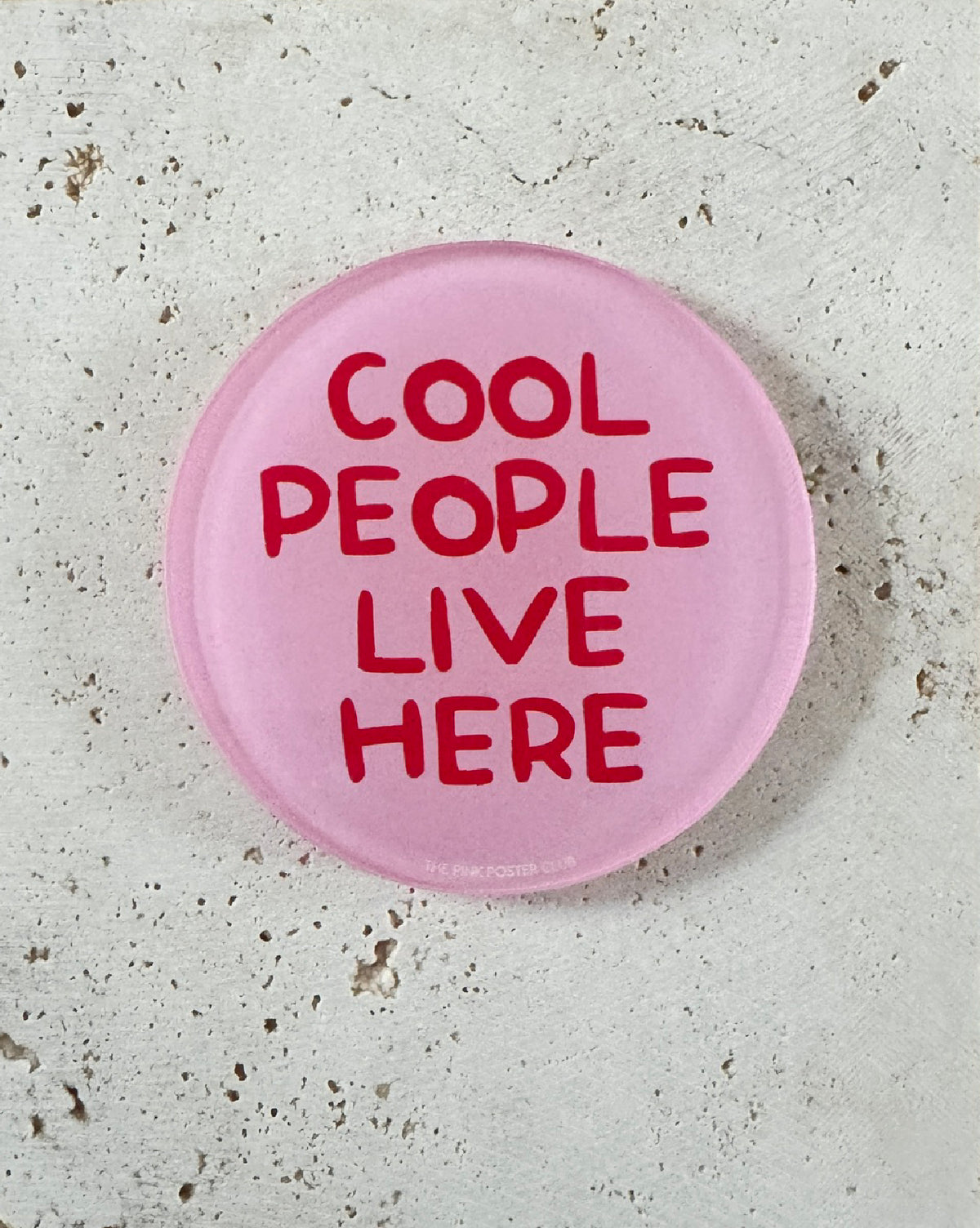 Runder Acryl-Untersetzer in Rosa mit Schriftzug „Cool People Live Here“, dekoratives Design-Accessoire für Tisch und Bar