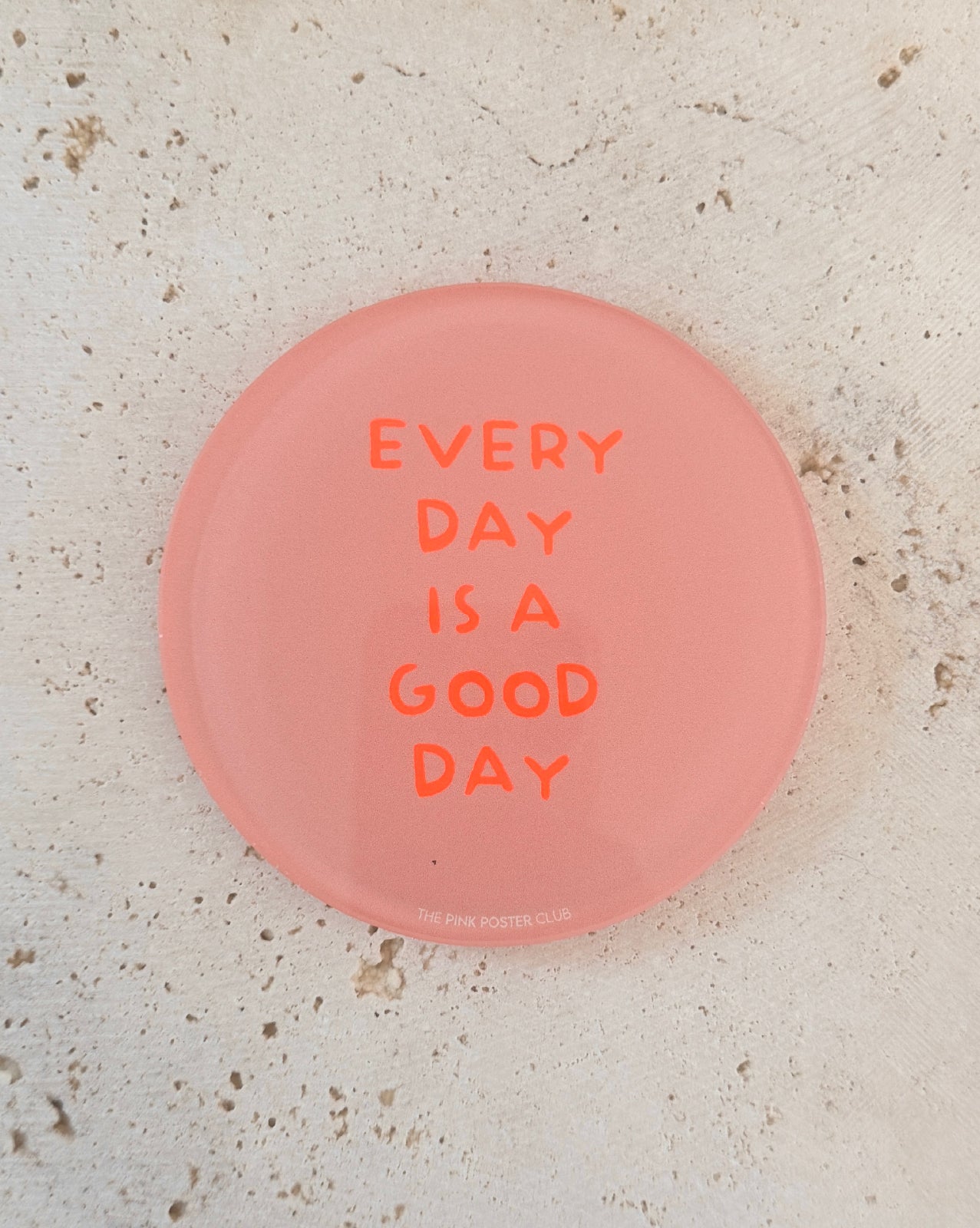 Runder Acryl-Untersetzer mit Schriftzug „Every Day Is A Good Day“ in Neonorange, dekoratives Design-Accessoire für Tisch und Bar