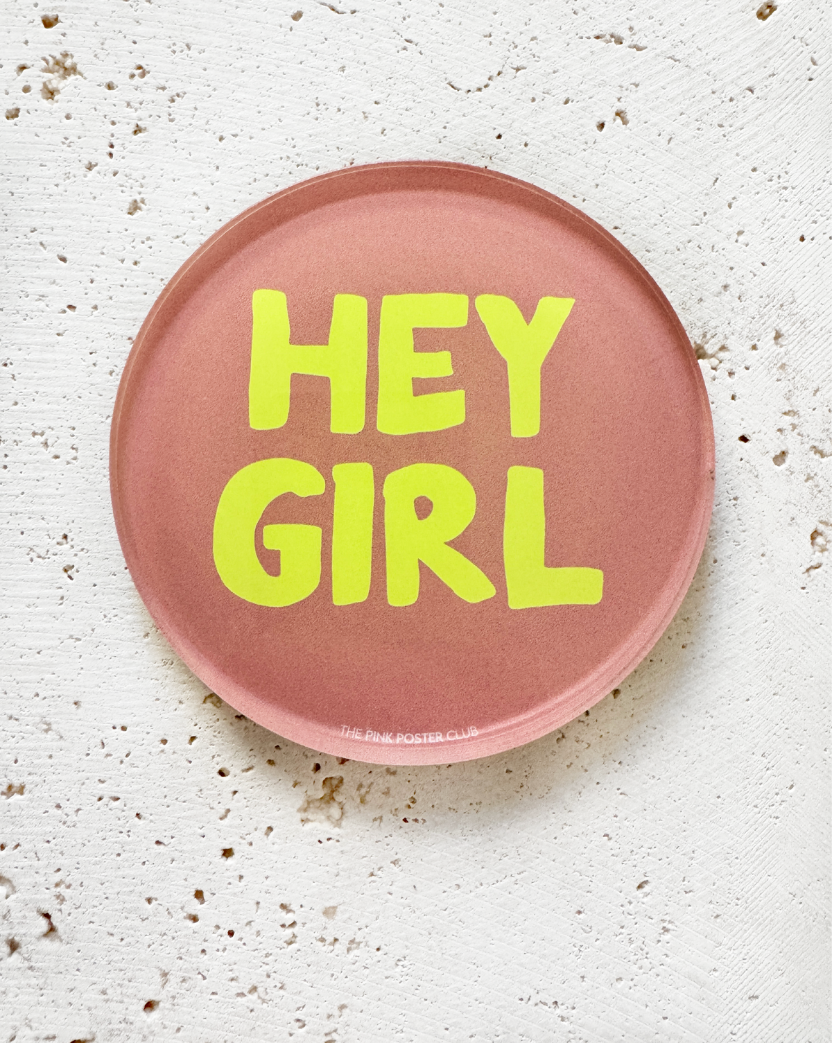 Runder Acryl-Untersetzer in Rosa mit Schriftzug „Hey Girl“ in Neon-Gelb, dekoratives Design-Accessoire für Tisch und Bar