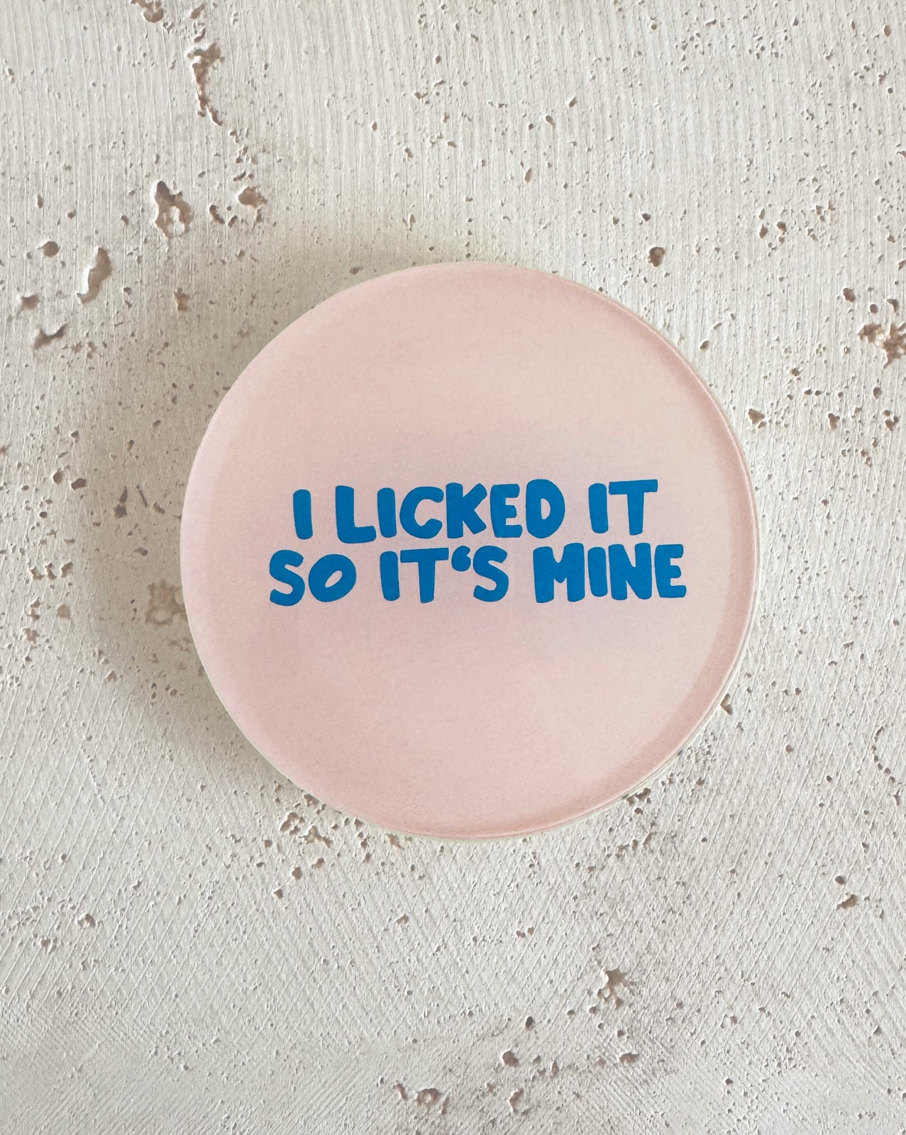 Runder Acryl-Untersetzer in Rosa mit Schriftzug „I Licked It So It's Mine“, dekoratives Design-Accessoire für Tisch und Bar