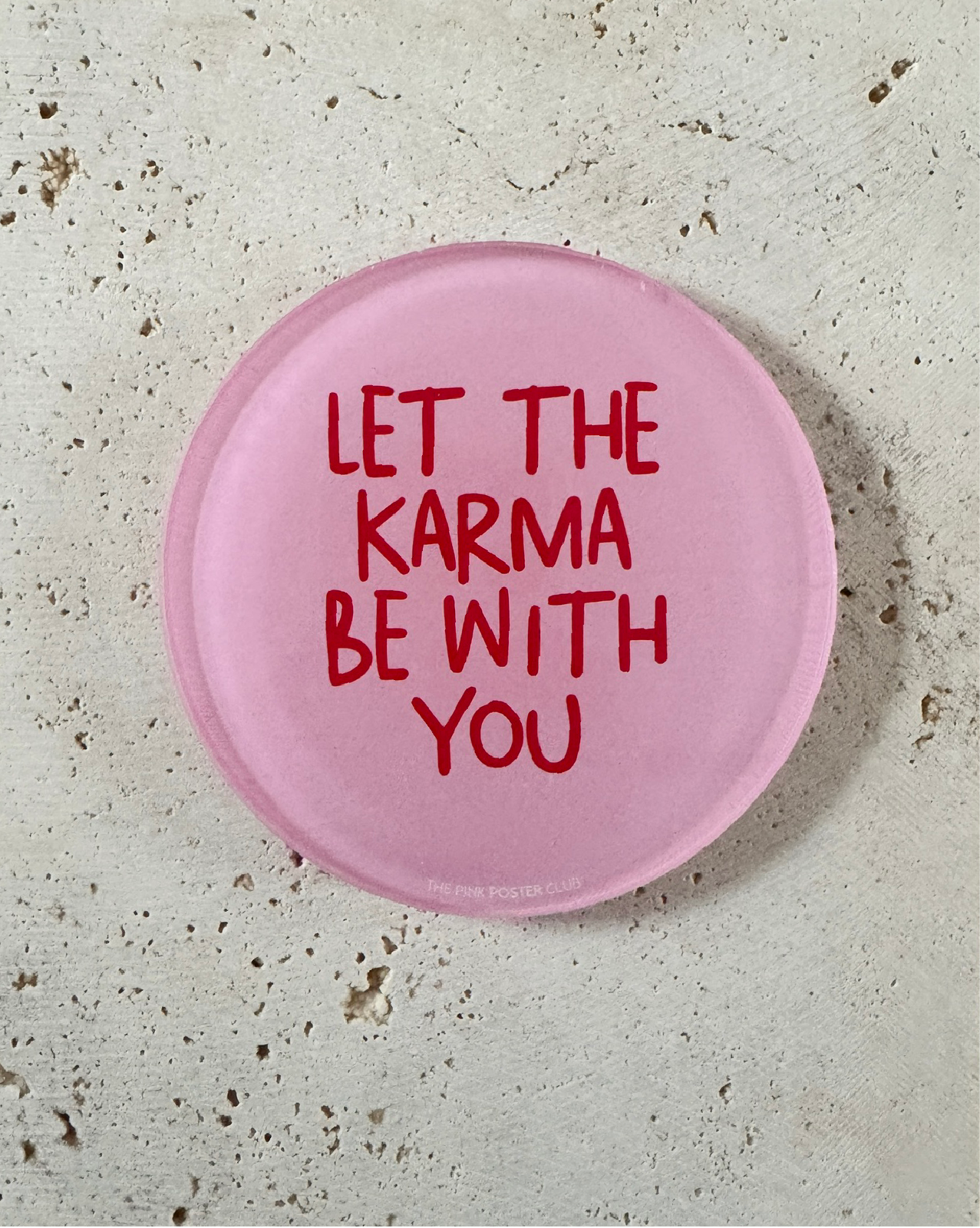 Runder Acryl-Untersetzer in Rosa mit Schriftzug „Let The Karma Be With You“, dekoratives Design-Accessoire für Tisch und Bar