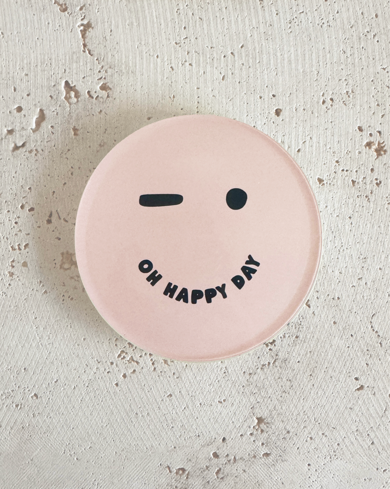 Acryl-Untersetzer in Rosa mit Smiley-Motiv und Schriftzug „Oh Happy Day“, dekoratives Design-Accessoire für Tisch und Küche