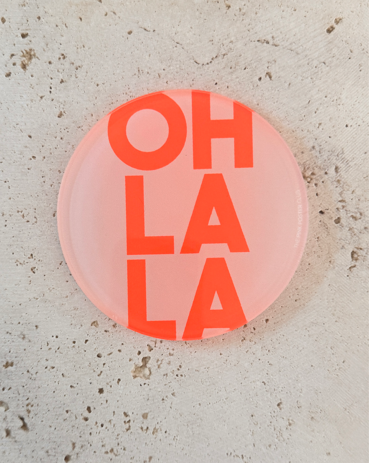 Runder Acryl-Untersetzer in Neonorange mit Schriftzug „Oh La La“, dekoratives Design-Accessoire für Tisch und Bar