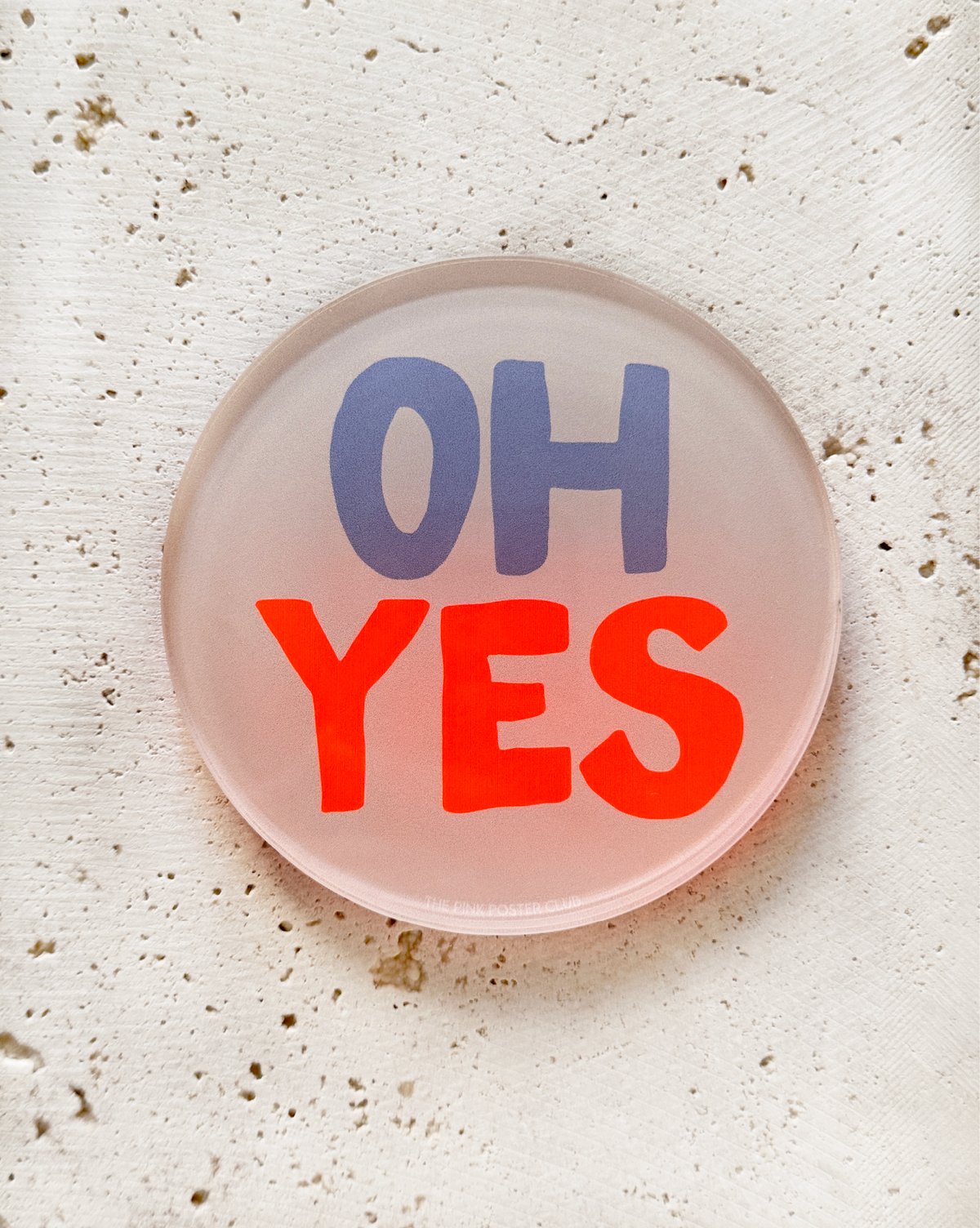 Runder Acryl-Untersetzer mit Typografie-Schriftzug „Oh Yes“ in Neonfarben, dekoratives Design-Accessoire für Tisch und Bar