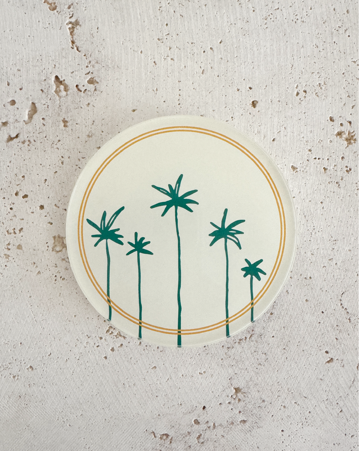 Acryl-Untersetzer mit Palmenmotiv in Grün und feinen goldfarbenen Linien, modernes Design im Tropenstil