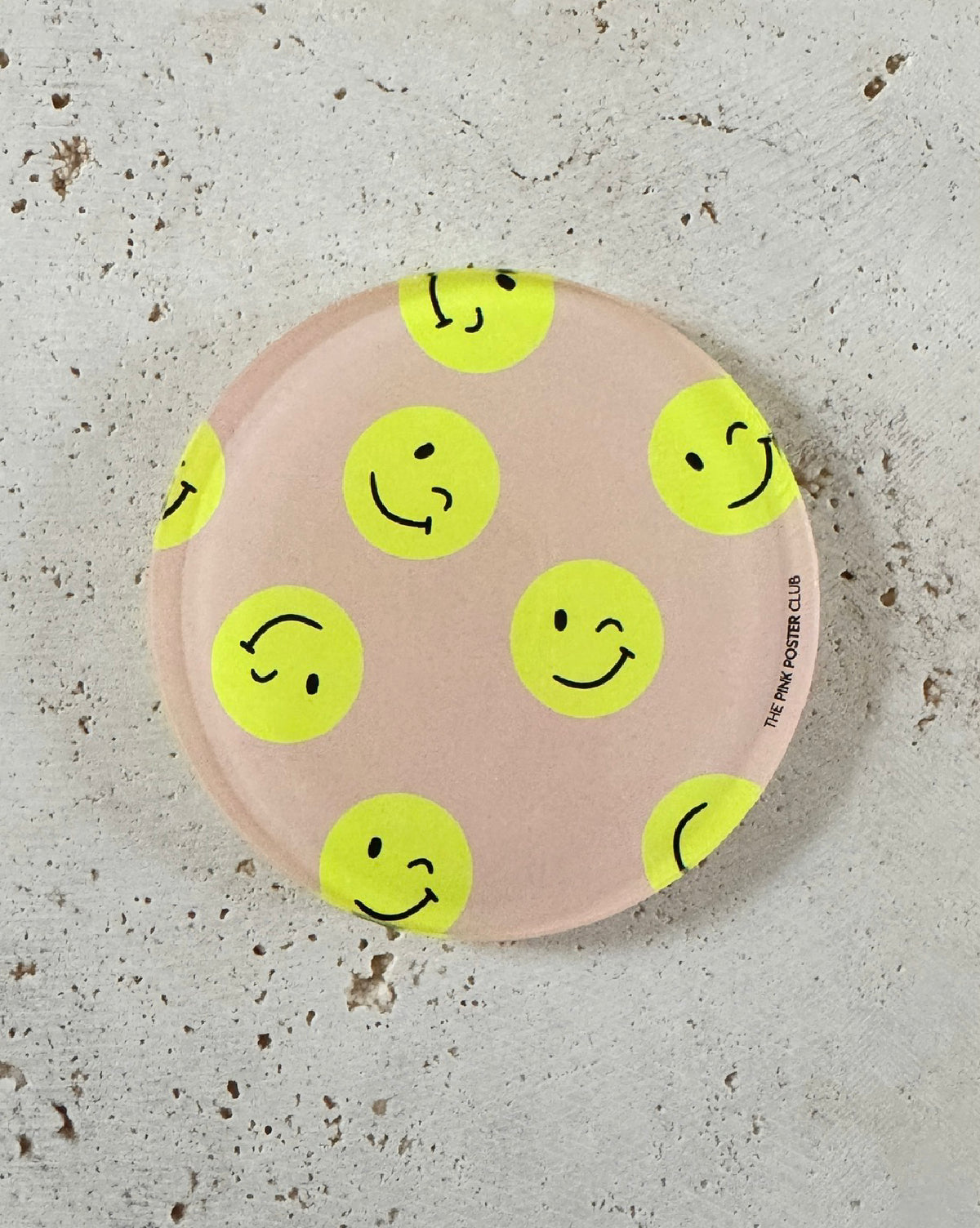 Acryl-Untersetzer mit neonfarbenen Smiley-Motiven auf rosafarbenem Hintergrund, verspieltes Design für Tisch und Bar