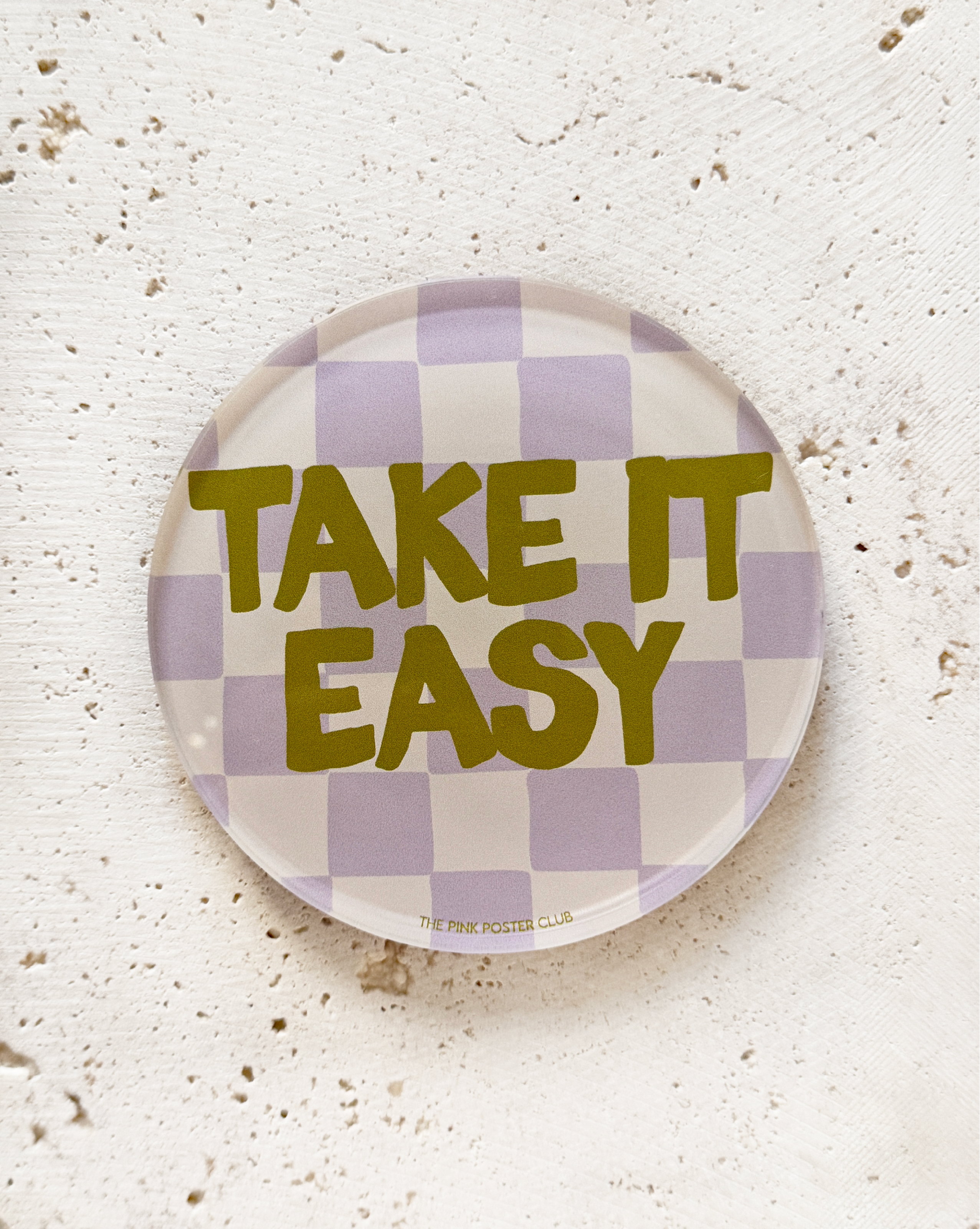 Acryl-Untersetzer mit Schriftzug „Take It Easy“ auf flieder-weißem Karomuster, modernes Statement-Design für die Tischdekoration