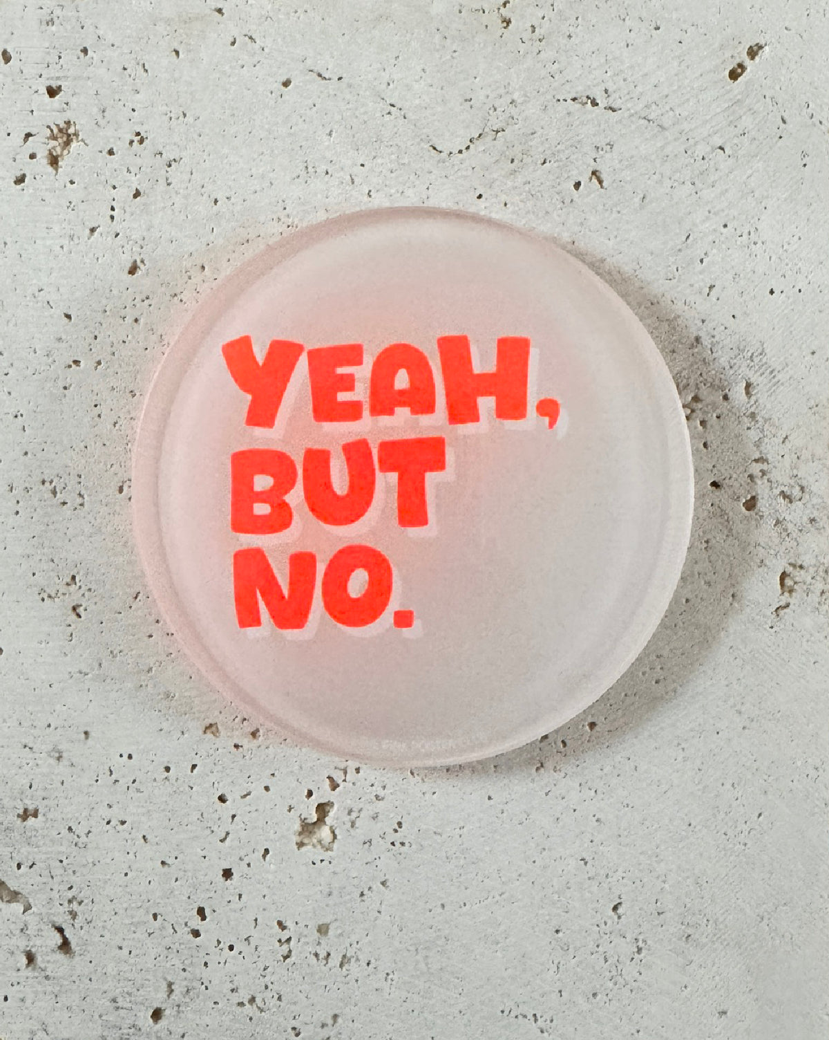 Runder Acryl-Untersetzer mit Neon-Schriftzug „Yeah, But No“, dekoratives Design-Accessoire für Tisch und Bar