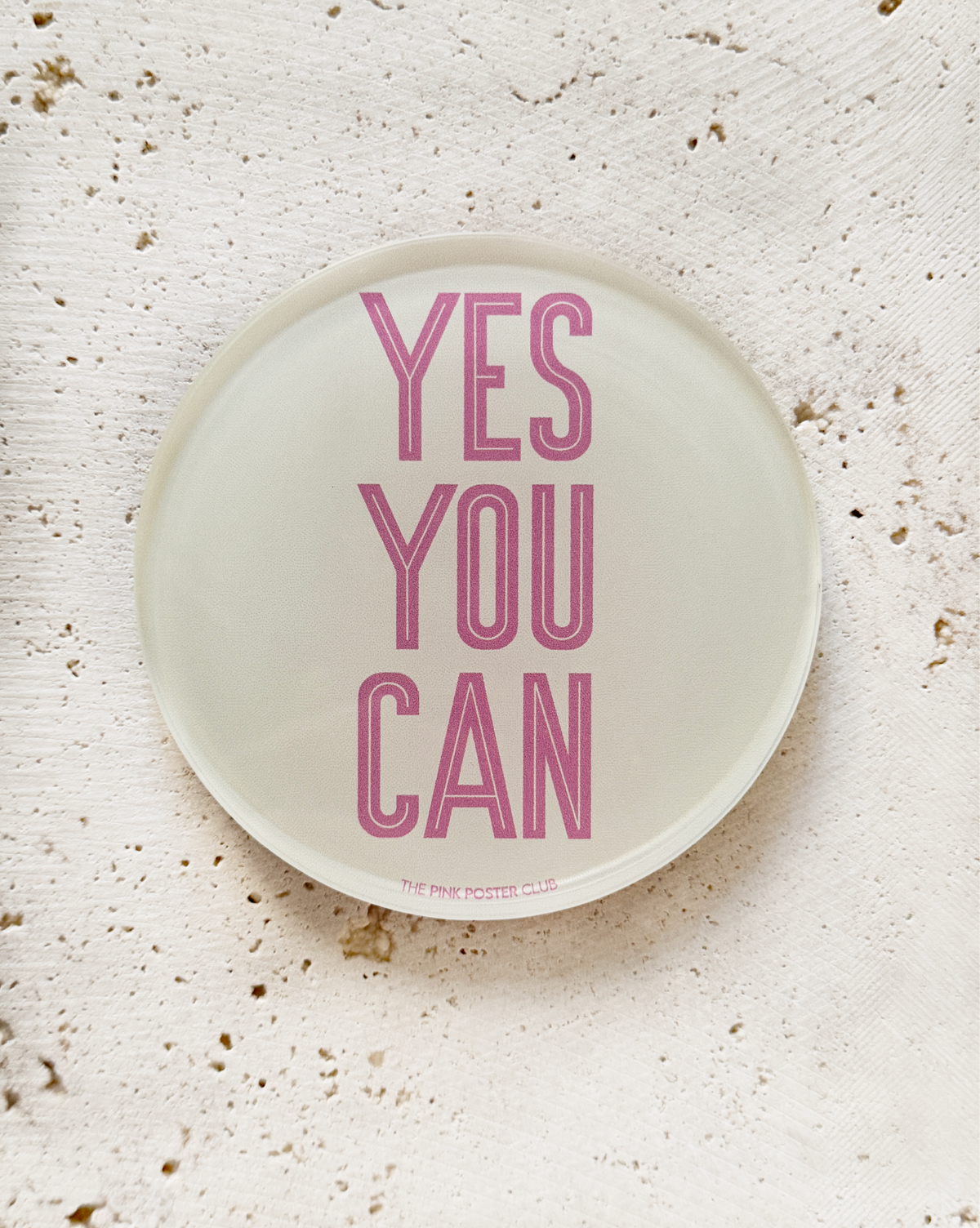 Pastellfarbener Acryl-Untersetzer mit rosa Schriftzug „Yes You Can“, modernes Statement-Design für die Tischdekoration