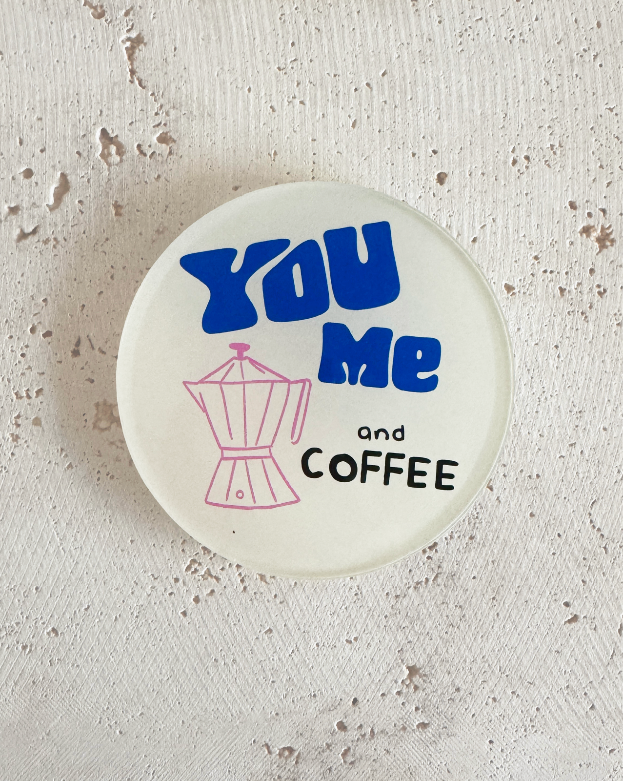 Acryl-Untersetzer mit Schriftzug „You Me and Coffee“ und Kaffeemaschinen-Motiv, modernes Design für Kaffeeliebhaber