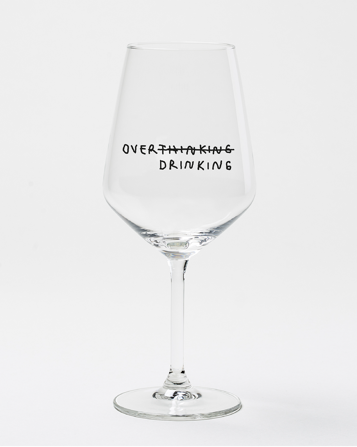 Weinglas mit Spruch „Overthinking Drinking“ in schwarzer Typografie, modernes Designglas für Weinliebhaber