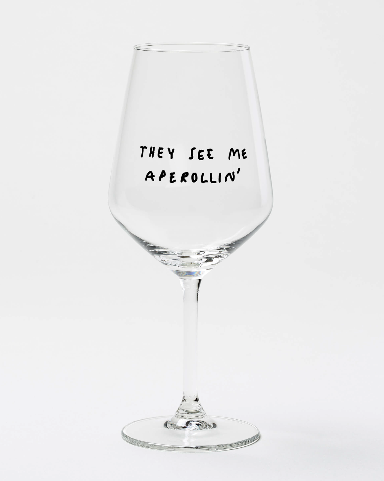 Weinglas mit Schriftzug „They See Me Aperollin'“ in schwarzer Typografie, modernes Designglas mit humorvollem Spruch