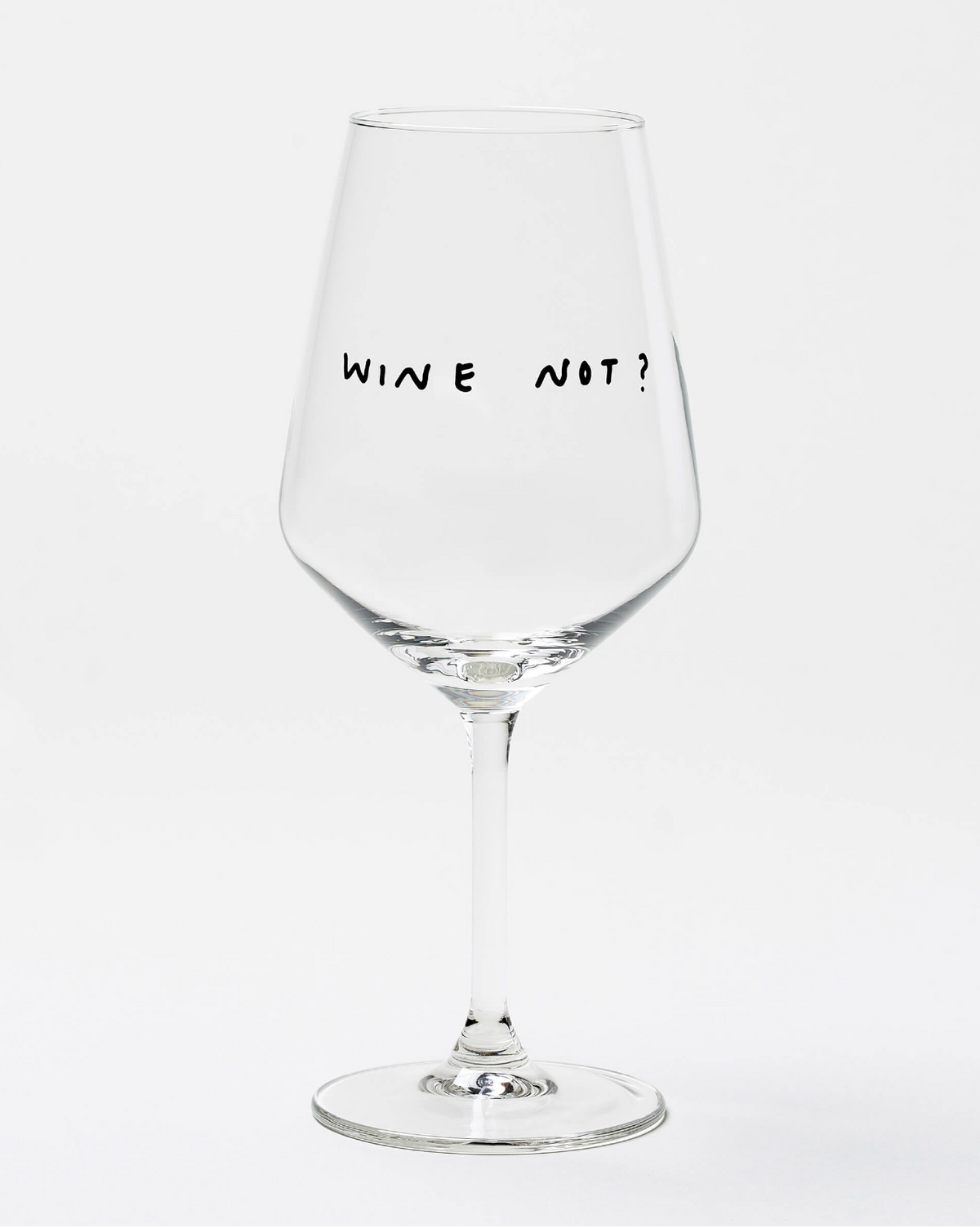 Weinglas mit Spruch „Wine Not?“ in minimalistischer Typografie, stilvolles Designglas für Weinliebhaber